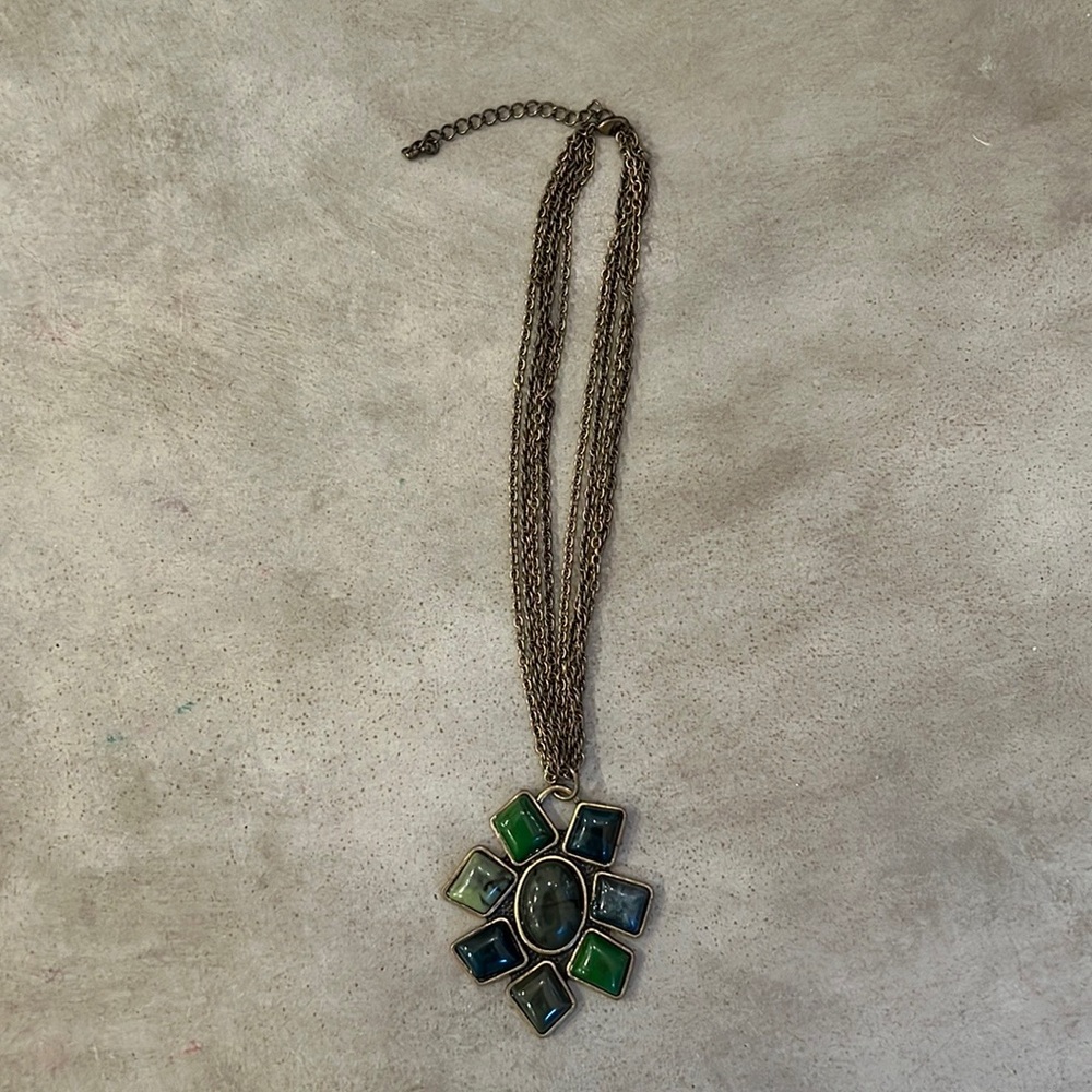 Green pendant choker necklace